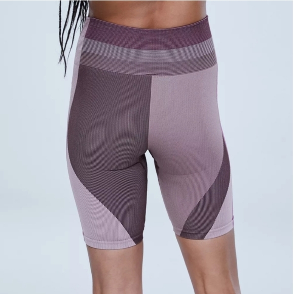 Nike WN’s Icon Clash Seamless 8'' Training Shorts - Picture 2 of 3